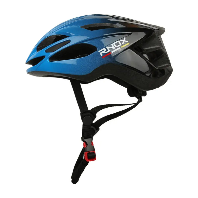 Capacete de bicicleta com esquema de cores azul e preto e a marca ’RNOX’.