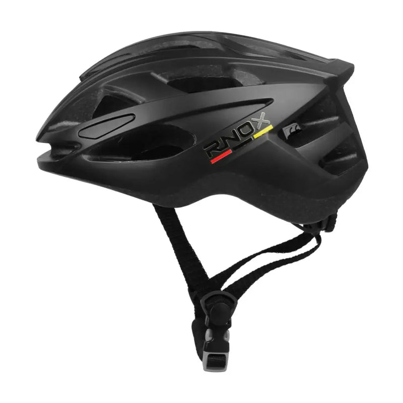 Capacete de bicicleta preto elegante com aberturas aerodinâmicas e alças ajustáveis.