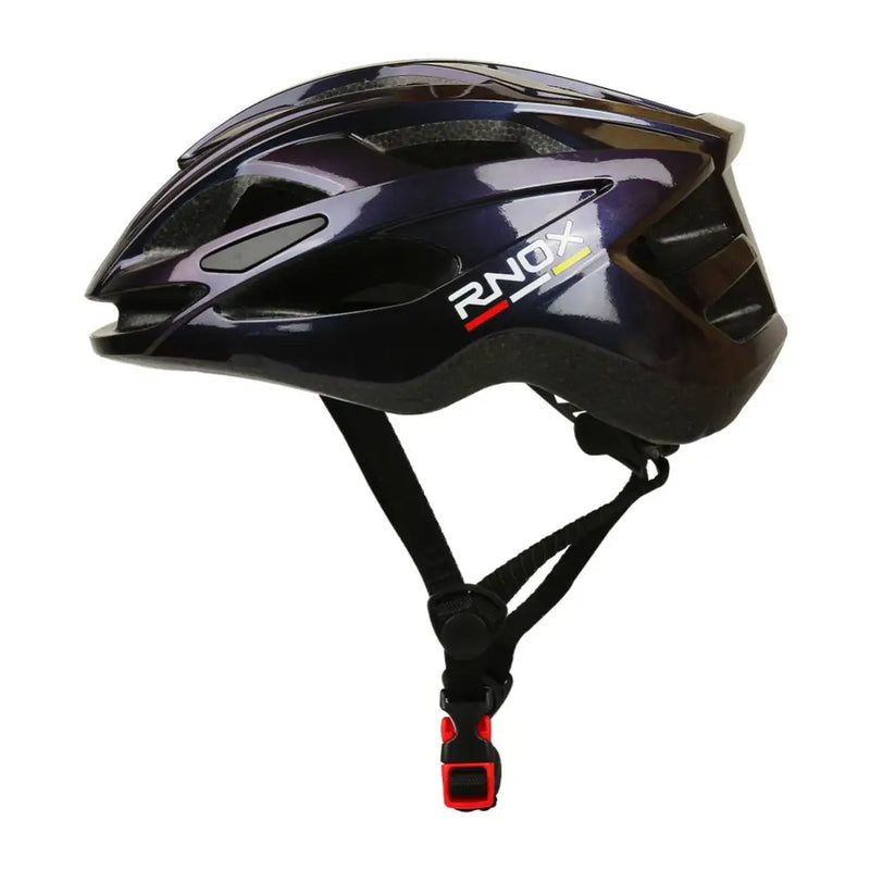 Capacete de bicicleta preto e elegante com design aerodinâmico e a marca ’RNO’.