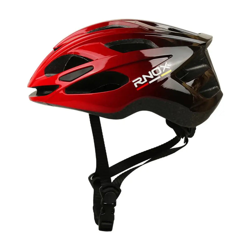 Capacete de bicicleta vermelho e preto com orifícios de ventilação e alças ajustáveis.