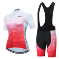 Traje de ciclismo que consiste em uma camisa branca, rosa e vermelha com bermuda preta e vermelha combinando.