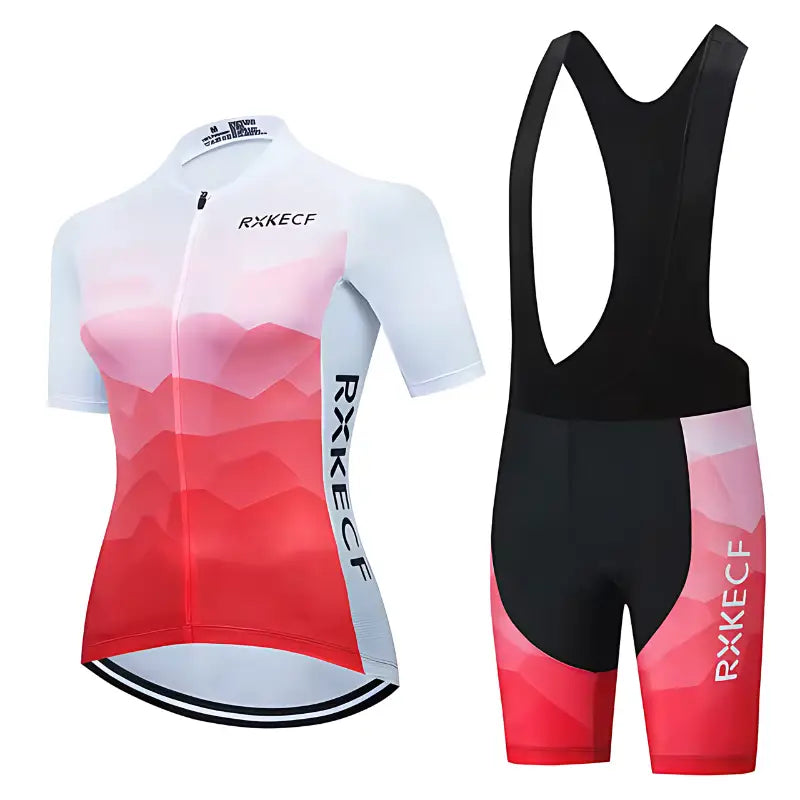 Traje de ciclismo que consiste em uma camisa branca, rosa e vermelha com bermuda preta e vermelha combinando.