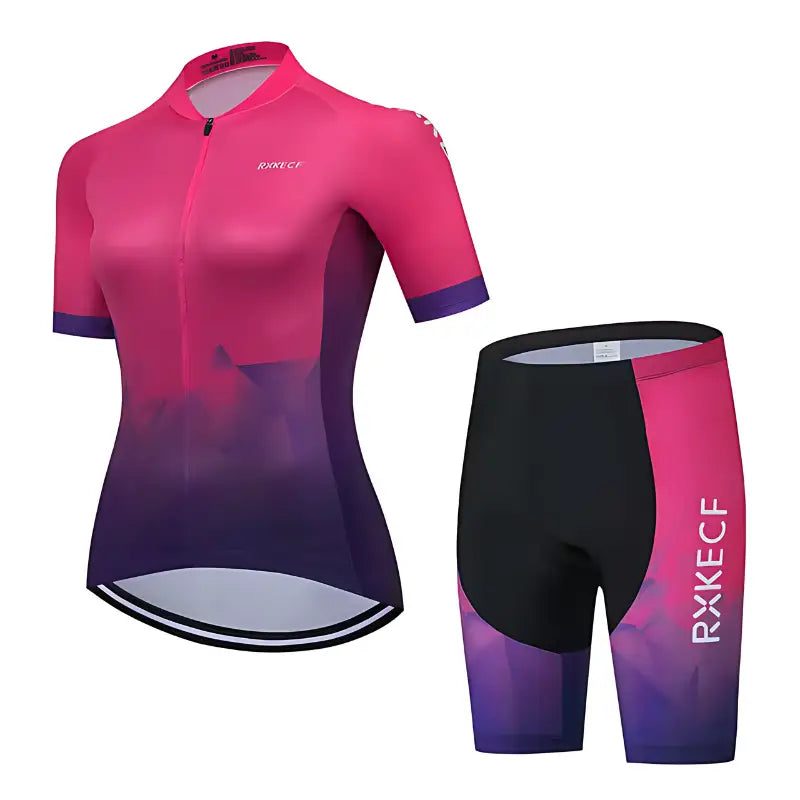 Traje de ciclismo feminino composto por uma camisa gradiente rosa e roxa e shorts combinando.