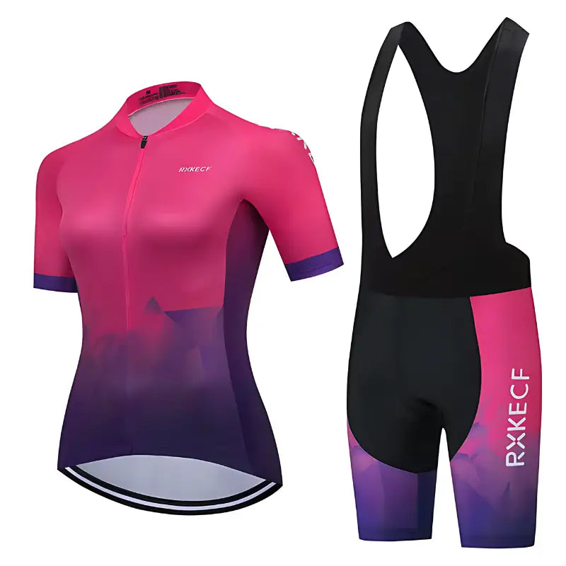 Kit de ciclismo feminino com uma camisa gradiente rosa e roxa e shorts com babador combinando.