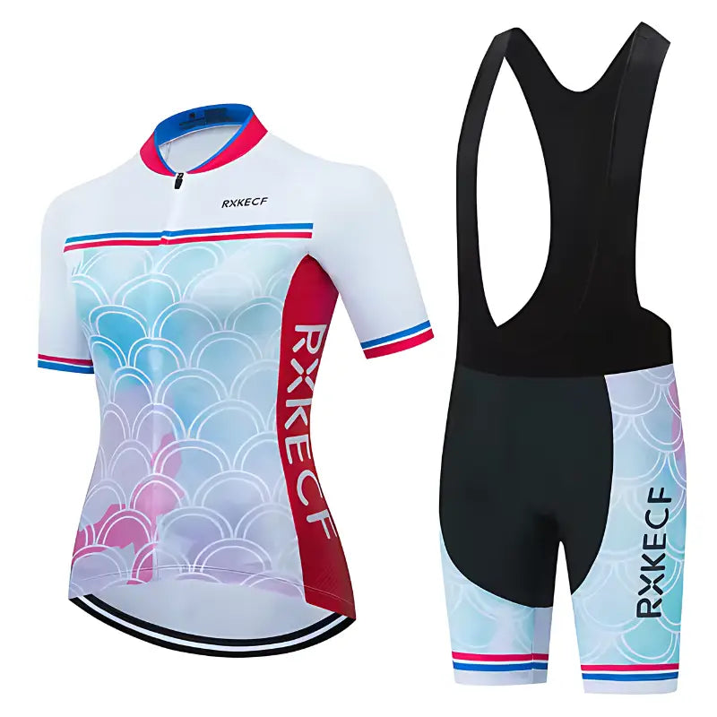 Kit de ciclismo feminino com uma camisa branca com padrões azuis e rosa e shorts pretos combinando.