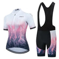 Kit de ciclismo feminino com uma camisa e shorts com design gradiente rosa e roxo.