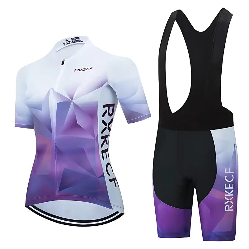 Traje de ciclismo que consiste em uma camisa branca e roxa com bermuda preta e roxa combinando.