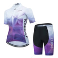 Traje de ciclismo composto por uma camisa de manga curta e shorts combinando em um design gradiente branco, roxo e preto.