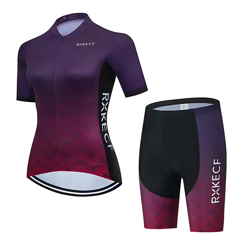 Kit de ciclismo feminino com uma camisa gradiente roxa e rosa e shorts combinando.