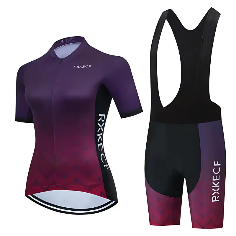 Kit de ciclismo feminino composto por uma camiseta gradiente roxa e rosa e shorts com babador combinando.