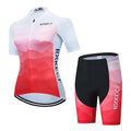 Traje de ciclismo feminino composto por uma camisa e shorts com um design gradiente vermelho e branco.