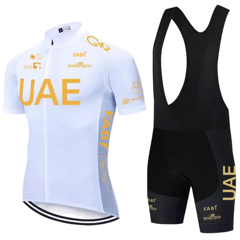 Conjunto de uniforme de ciclismo composto por uma camisa branca com ’UAE’ em letras douradas e shorts pretos.