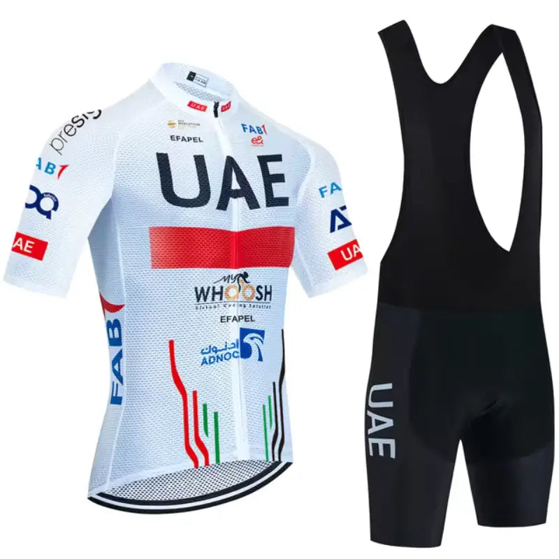 Uniforme da equipe de ciclismo profissional que consiste em uma camisa branca com a marca dos Emirados Árabes Unidos e shorts pretos.