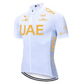 Camisa de ciclismo branca com a inscrição ’UAE’ em destaque em letras amarelas.