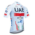 Camisa de ciclismo para a equipe dos Emirados Árabes Unidos com logotipos de patrocinadores e cores nacionais.