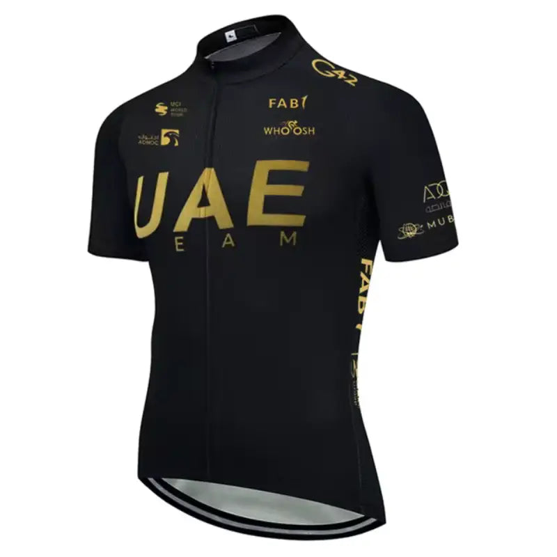 Camisa de ciclismo preta com a inscrição ’UAE TEAM’ em letras douradas e logotipos de patrocinadores.