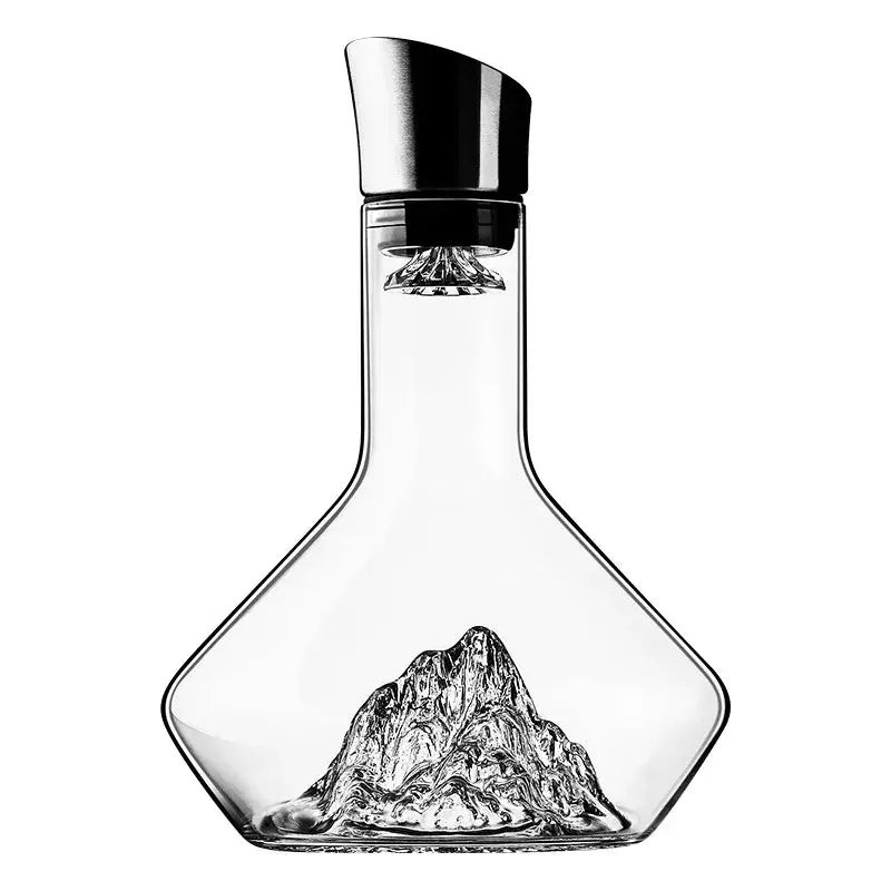 Decanter de vidro com um molde de gelo em forma de montanha em seu interior e uma tampa preta.