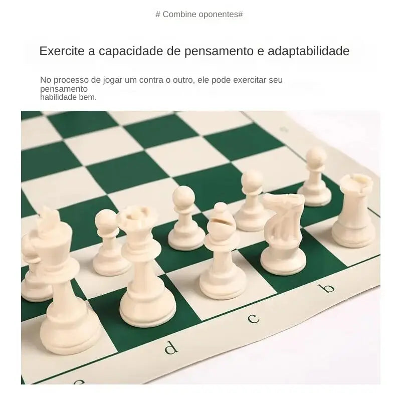 Tabuleiro de xadrez com peças brancas dispostas em quadrados verdes e brancos.