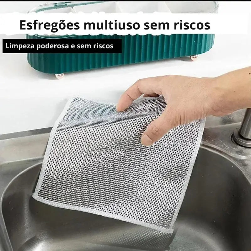 Almofada de esfregar de malha segurada sobre uma pia.