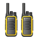 Dois rádios bidirecionais ou walkie-talkies Motorola amarelos e pretos.